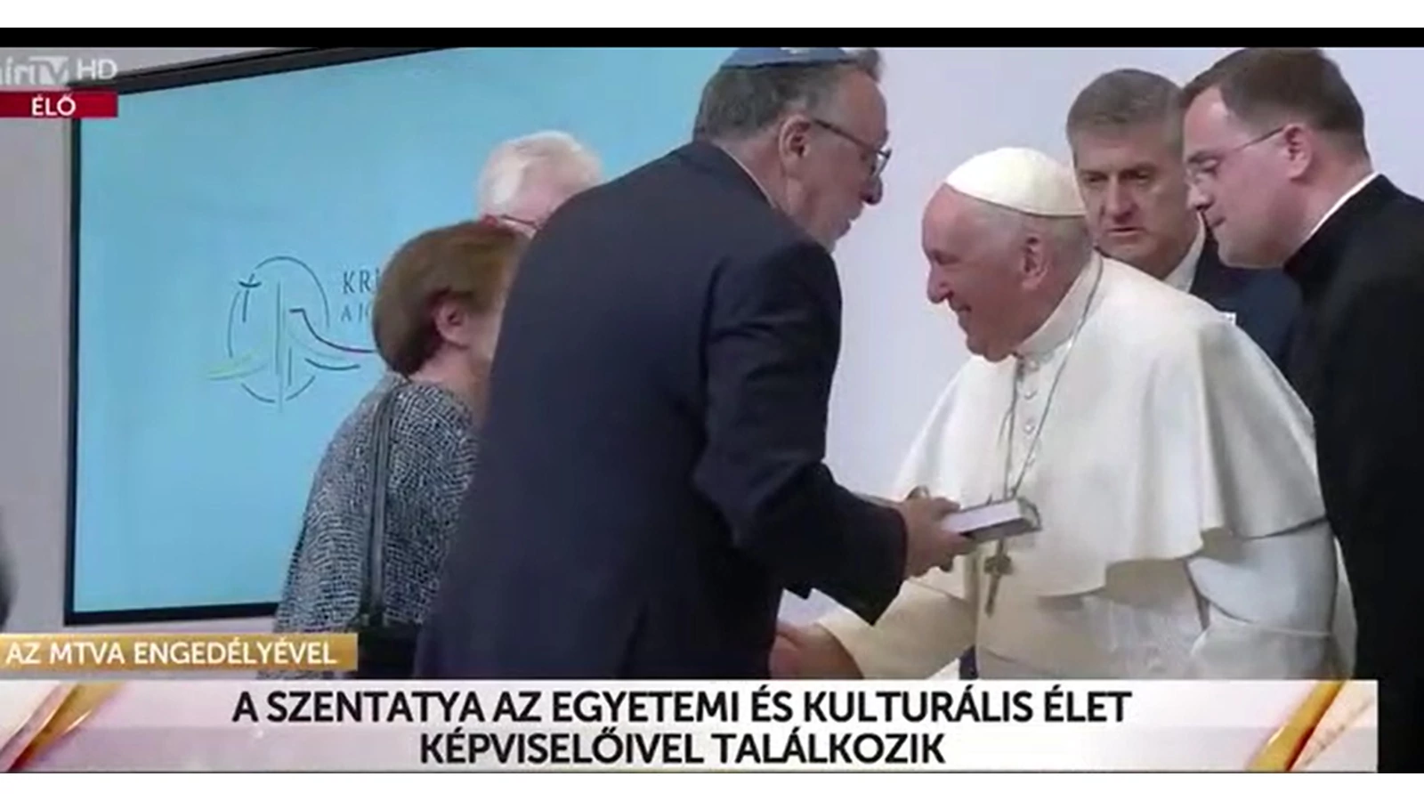 L’Harmattan ajándékkötetet vett át Ferenc pápa