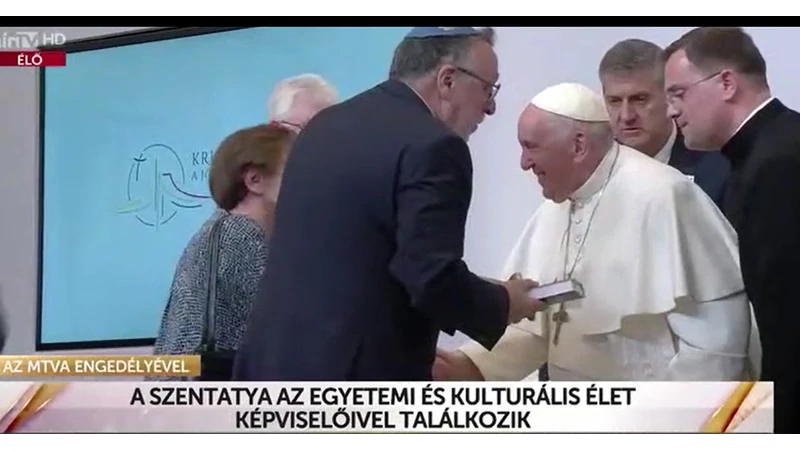 L’Harmattan ajándékkötetet vett át Ferenc pápa